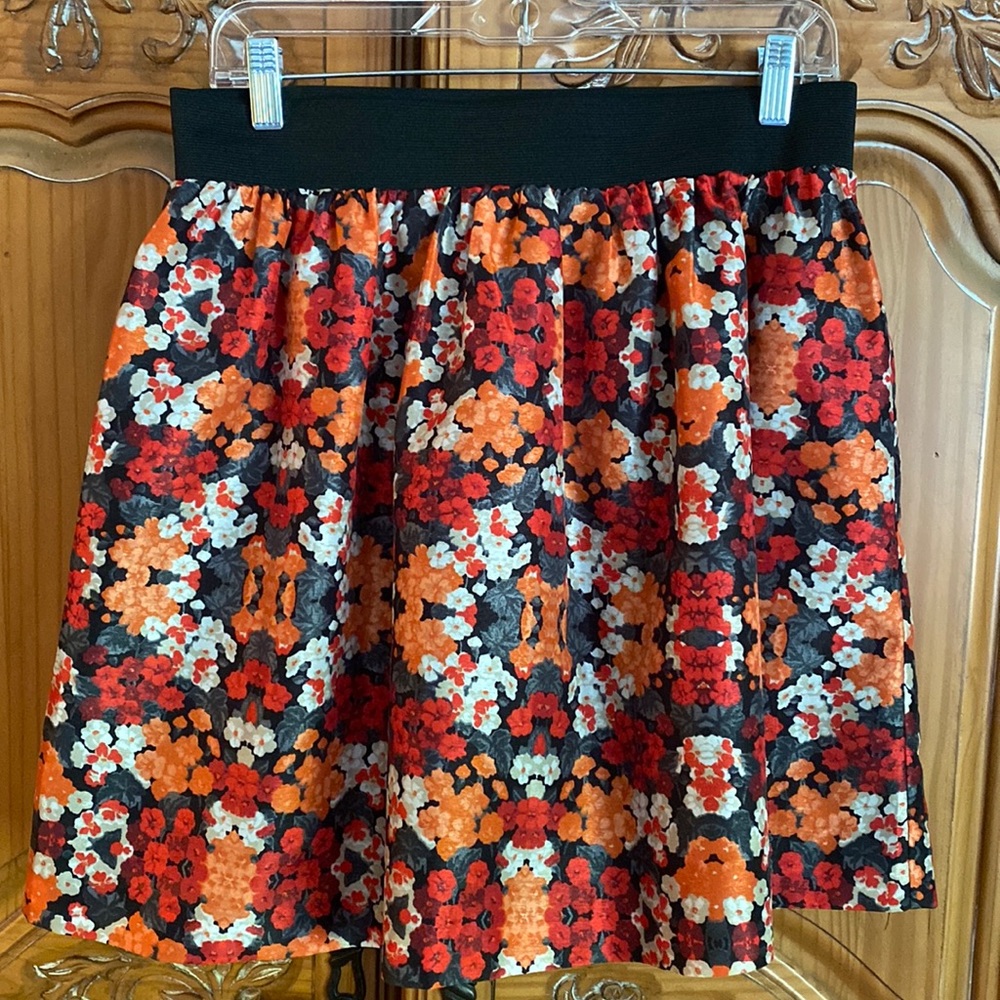 Beautiful Kensie colorful short skirt